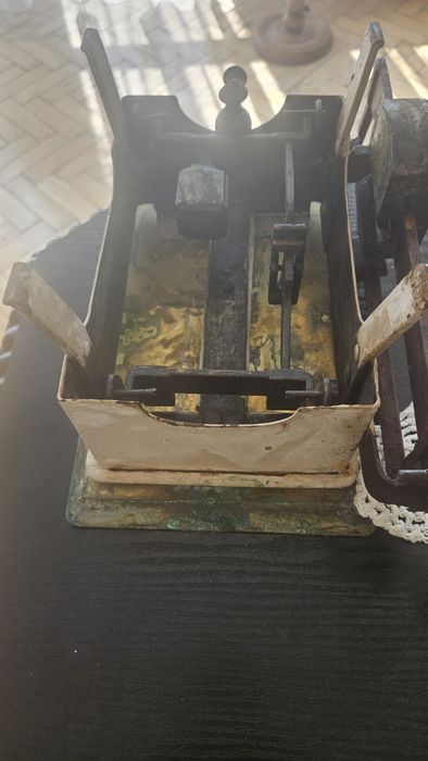 Zabytkowa waga miedz