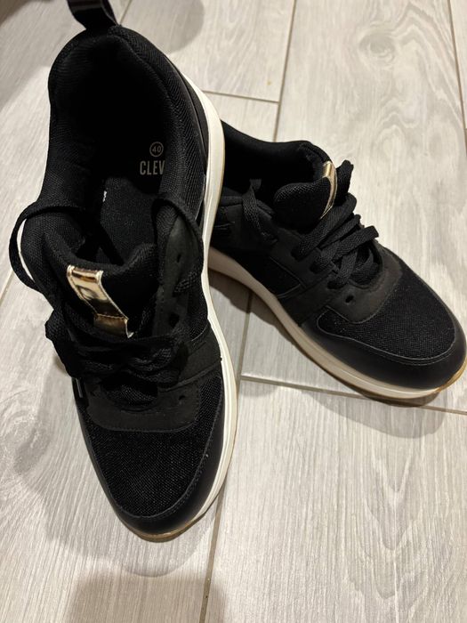 Продам кросівки 40 р