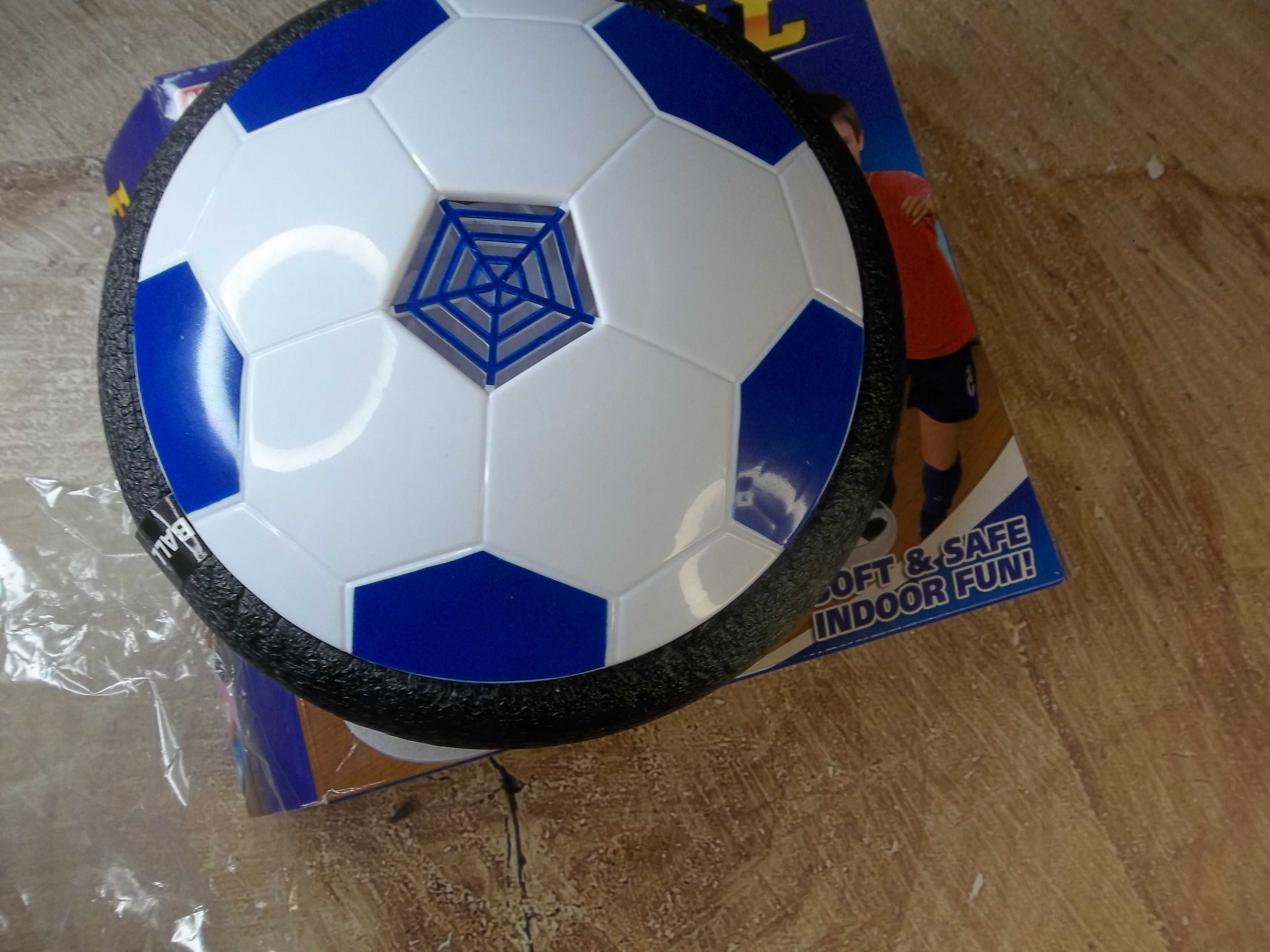 Детская игрушка футбольный мяч.