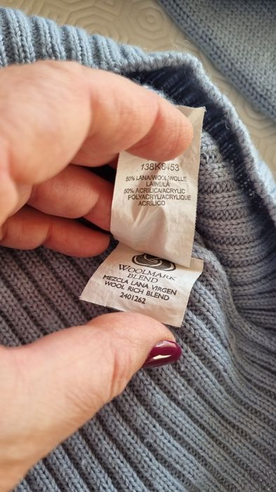 Camisola azul claro, de gola alta, da marca Cedosce, tamanho M.