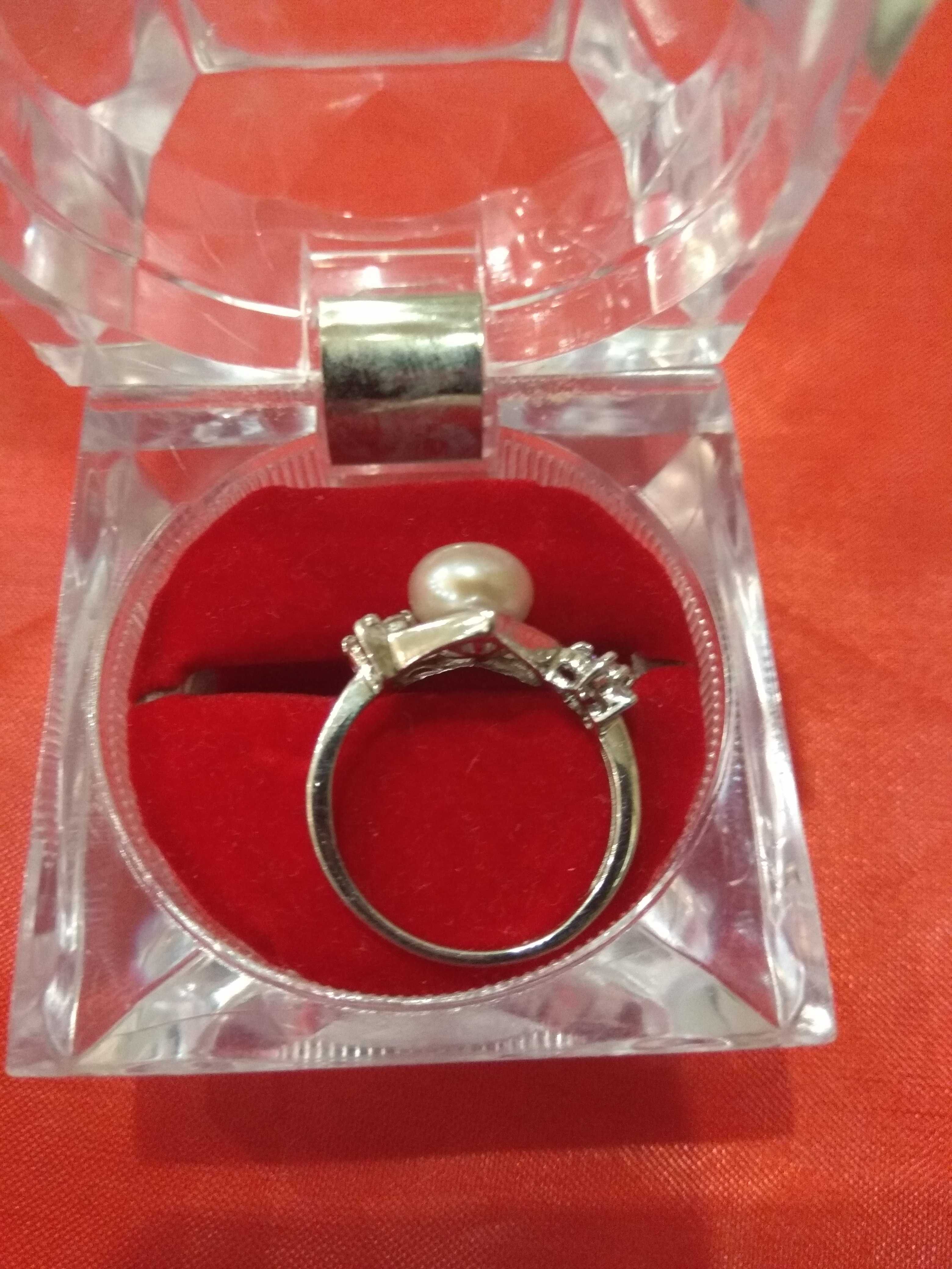 Новый комплект из серебра: кольцо и сережки с морским жемчугом