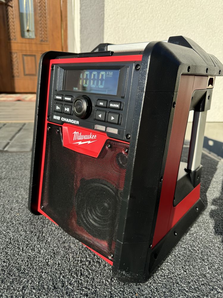 Зарядний пристрій з радіо Milwaukee M18 RC-0