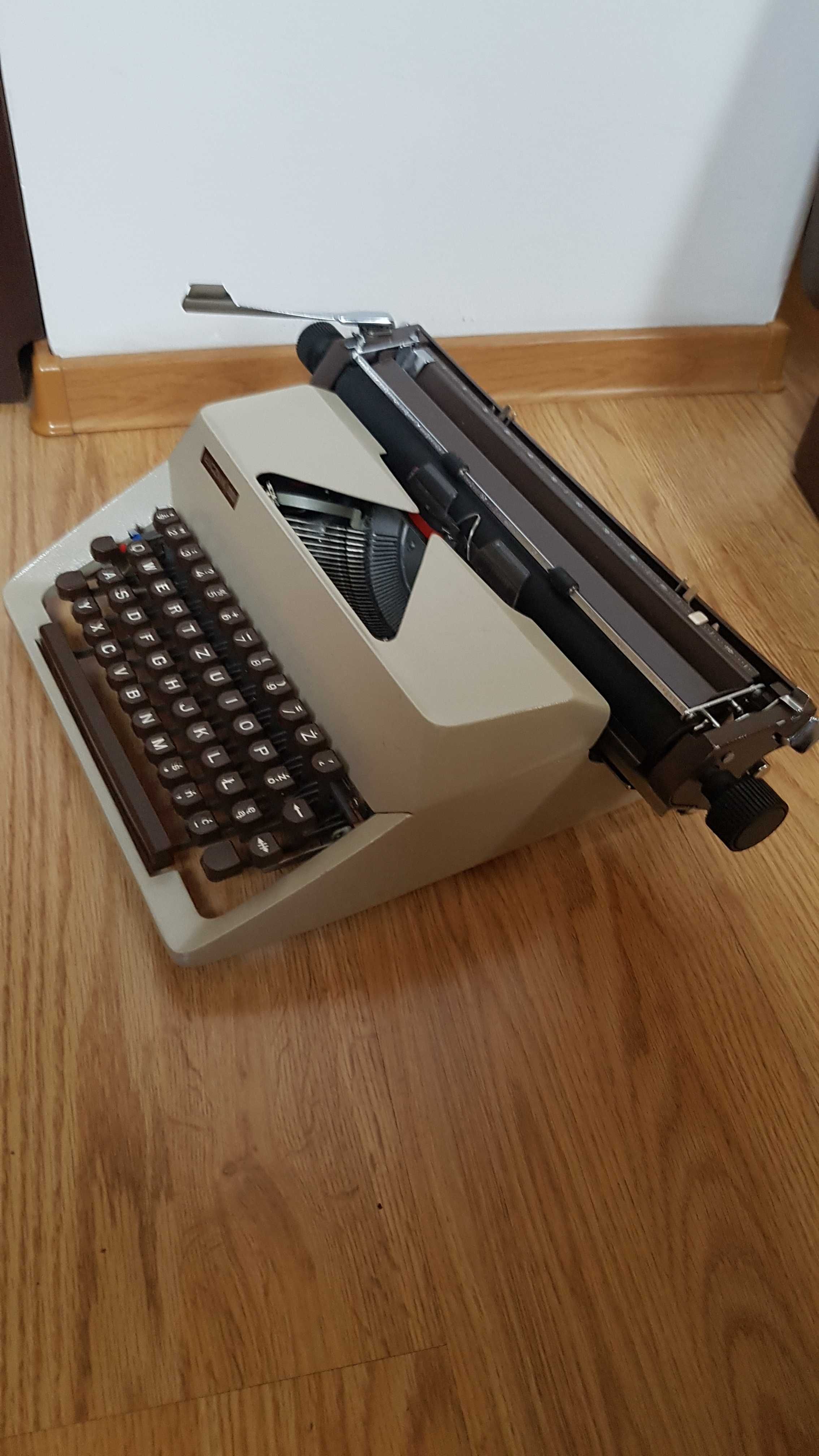 Maszyna do pisania Łucznik 1303 z walizką