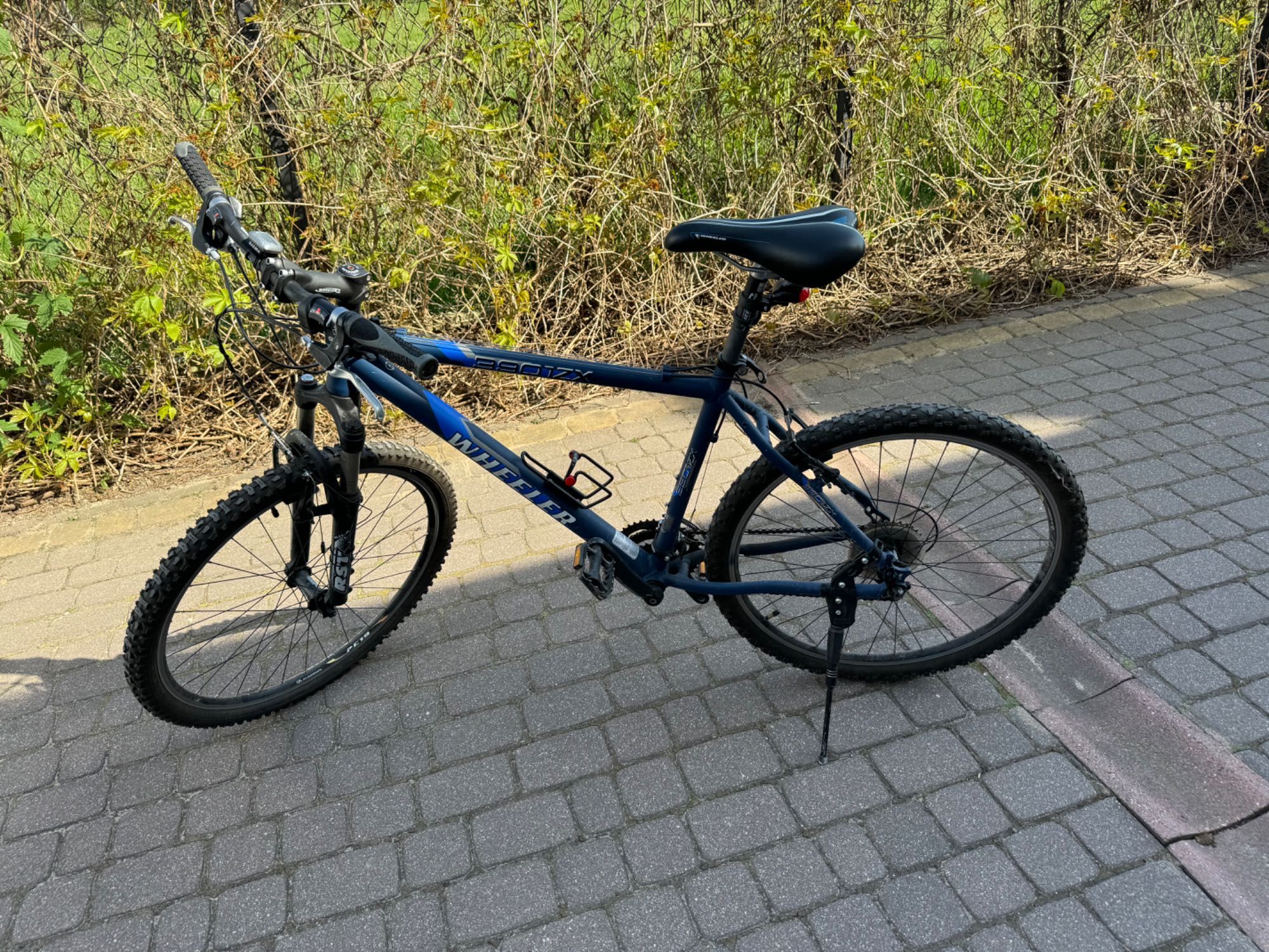 Granatowo-czarny rower Wheeler