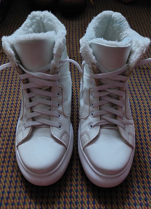 Жіночі білі зимові черевики. Женские зимние ботинки. Зимове взуття.