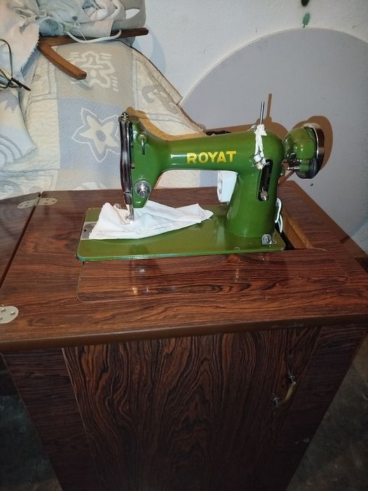 Máquina de costura royat com movel