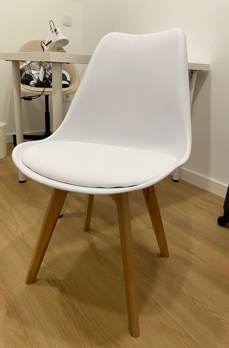 Cadeira branca acolchoada