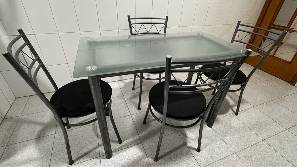 Mesa de cozinha com tampo de vidro e 4 cadeiras