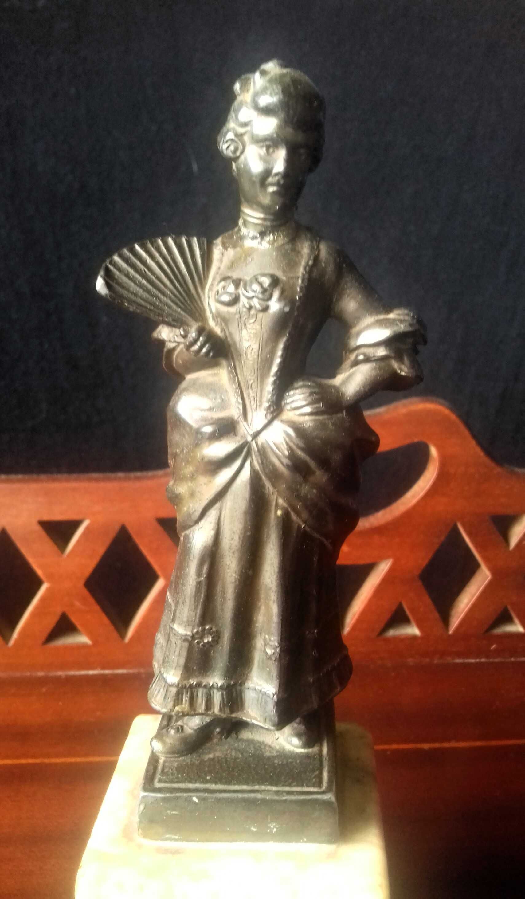 Estatueta de Bronze Antiga de um Senhora