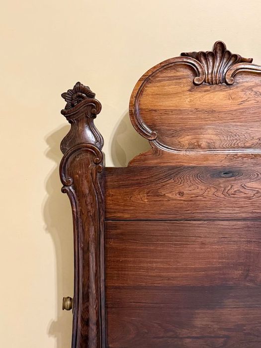 Cama em Pau-Santo entalhado