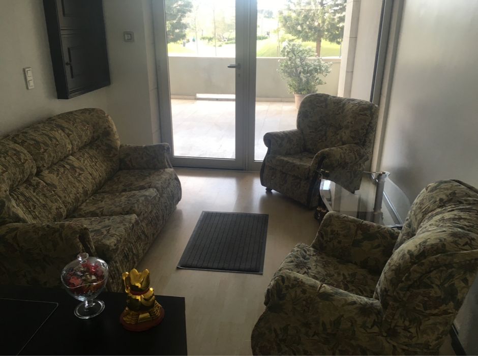 Sofá cama e 2 poltronas antigas com Mogno