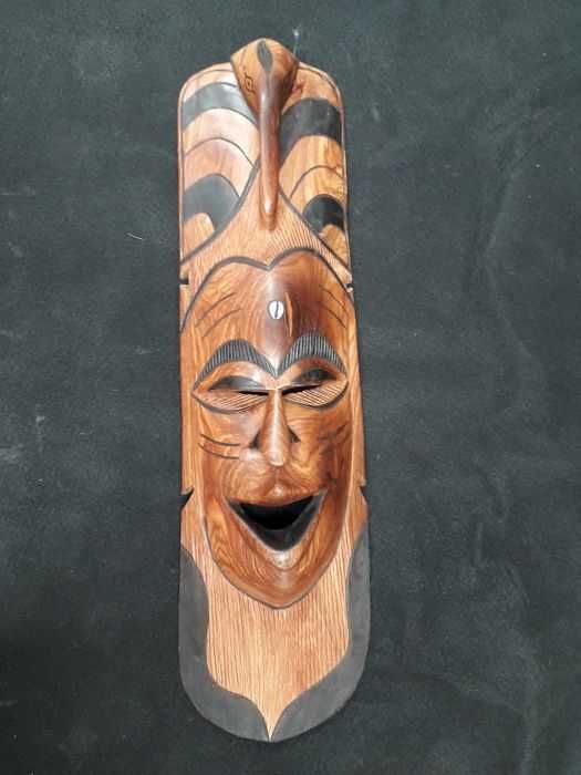 Máscaras africanas grandes, esculpidas em madeira maciça
