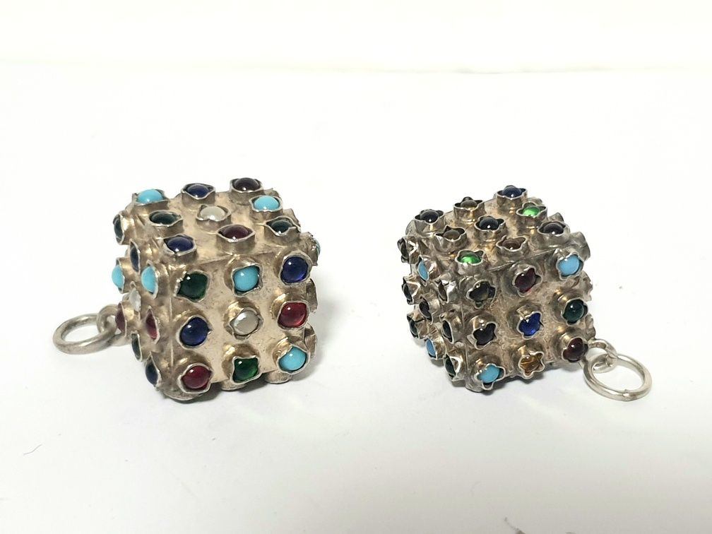 Fantasticos pendentes vintage cubos em prata com pedras preciosas