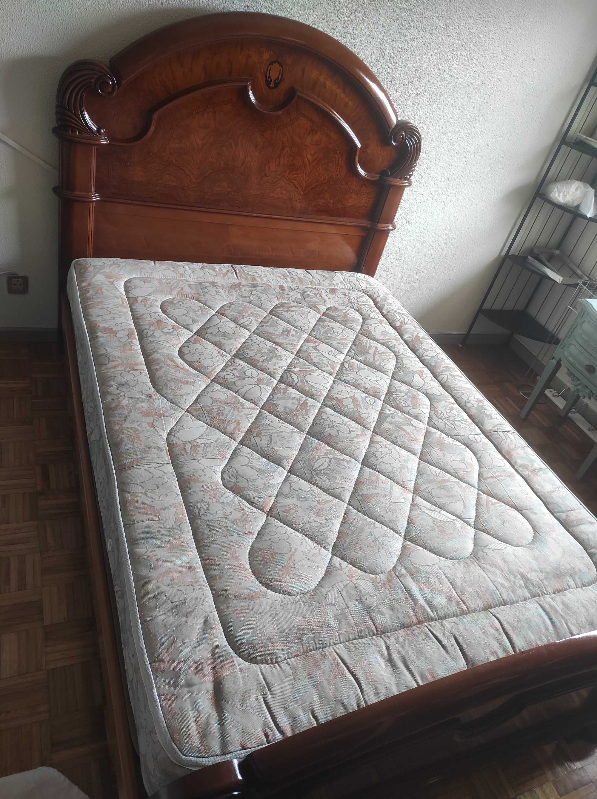Cama de casal completa,estrado e colchão,preço para desocupar.