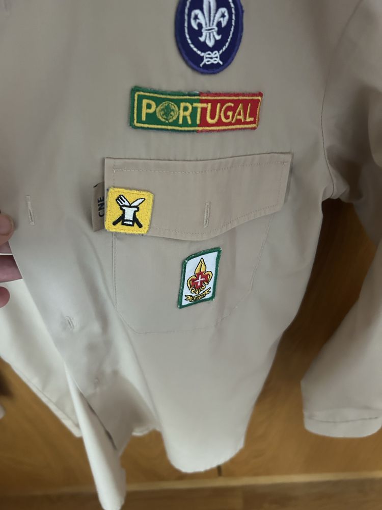 Camisa escuteitos com insígnias
