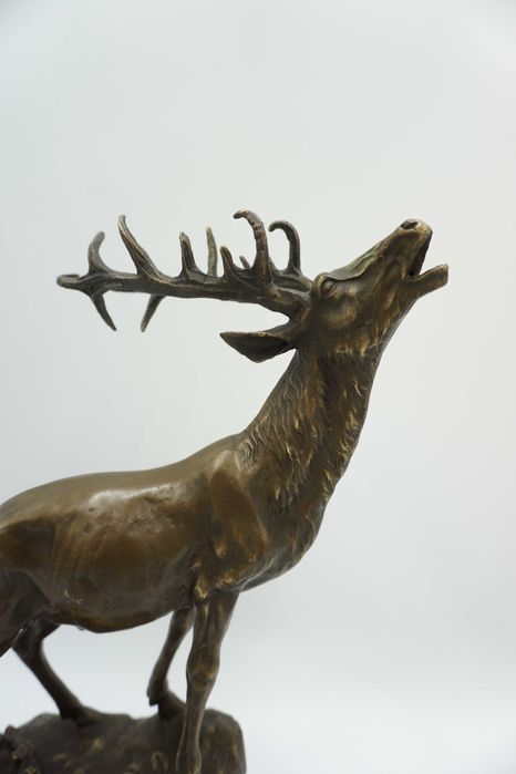 FIGURA z brązu ryczący jeleń-prezent dla myśliwego