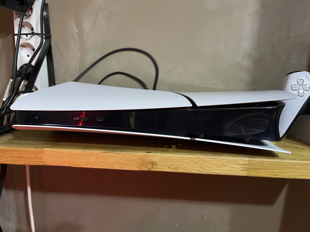 PS5 Slim Digital 1TB + 2 comandos DualSense + base carregamento