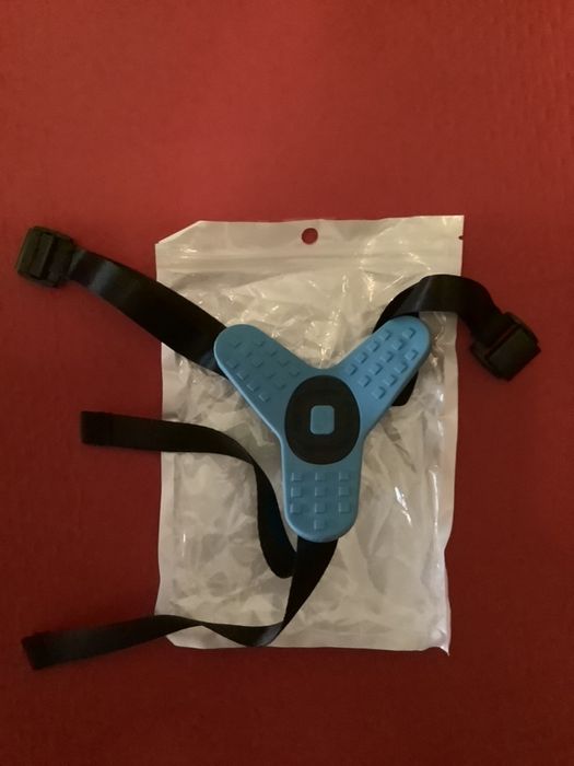 Acessório Gopro (NOVO) para capacete de mota em preto e em azul.