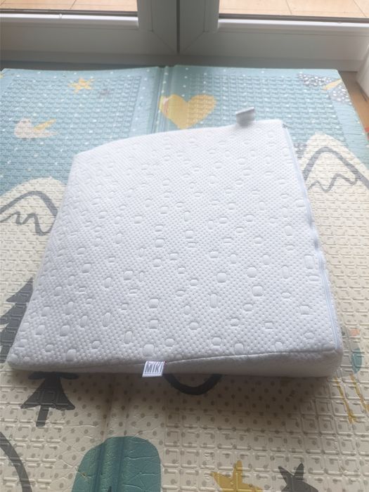 Klin podwyższający do łóżeczka dziecięcego firmy Fiki Miki