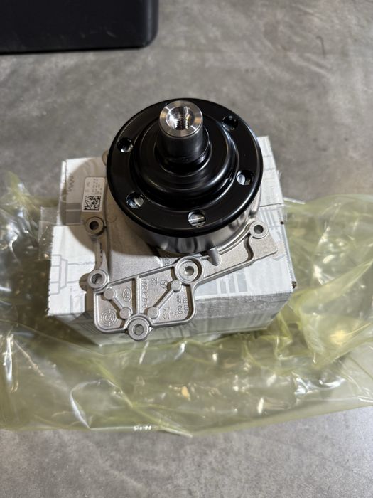 Помпа водяна насос ОМ651 вакуумна 2.2 Sprinter W906 W907 спрінтер