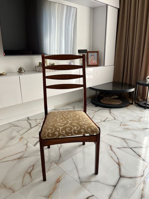 Крісла обідні, крісла кухонні. Стілець на ножках . Деревʼяні стільці