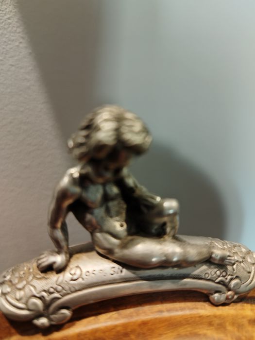Relógio de mesa com aplicações em estanho