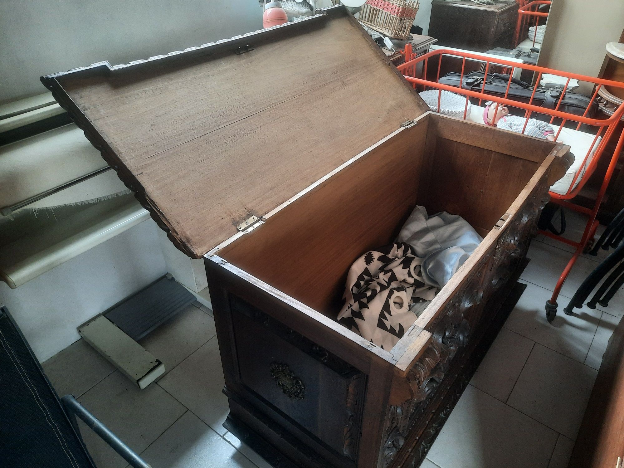 Arcas ou Baús rusticos. Com desenhos.