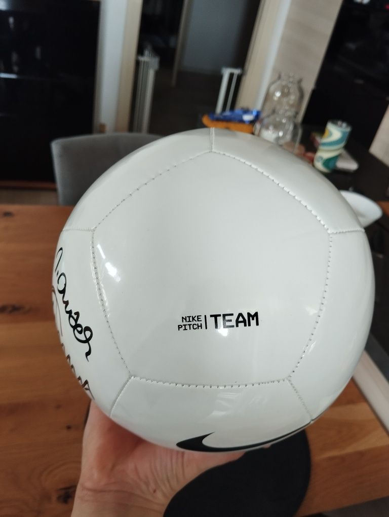 Piłka Nike Pitch Team z podpisem Jerzego Dudka
