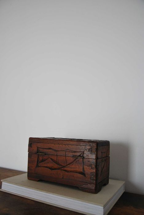 Caixa esculpida à mão em cânfora - vintage