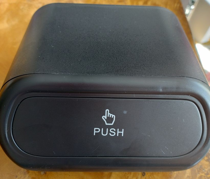 Nowy kosz na śmieci do auta