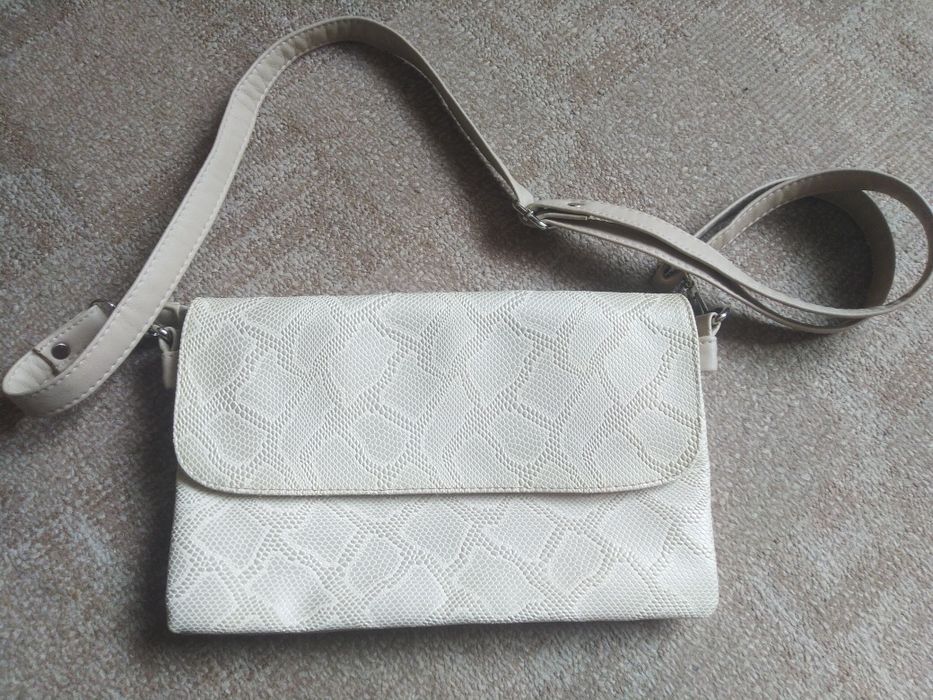 Светлая сумочка под змею, на ремешке