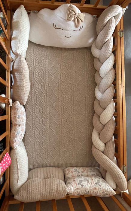 Набір в ліжечко: косичка, подушки і хмаринка