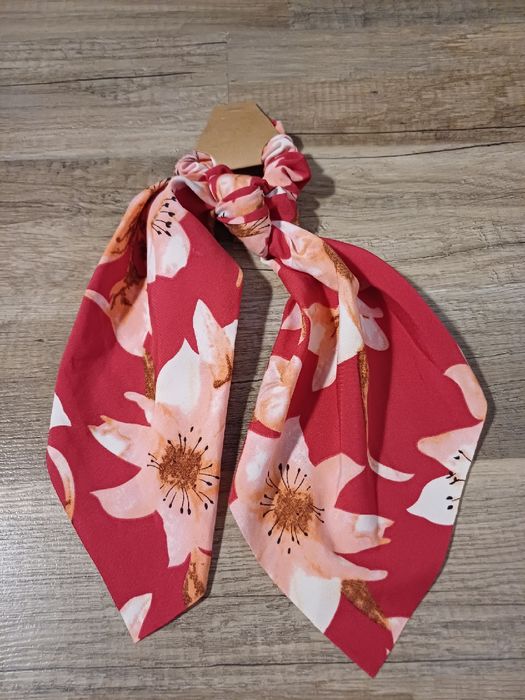 Gumka do włosów czerwona w kwiaty