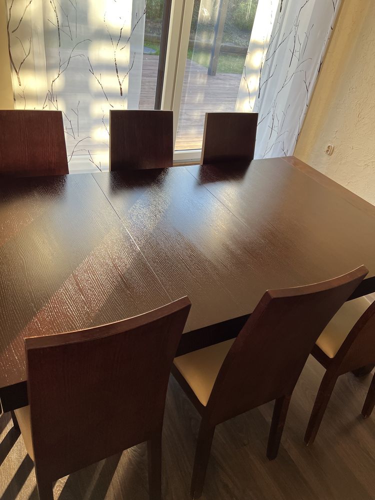 Kompelt stół z 8 krzesłami i szafka