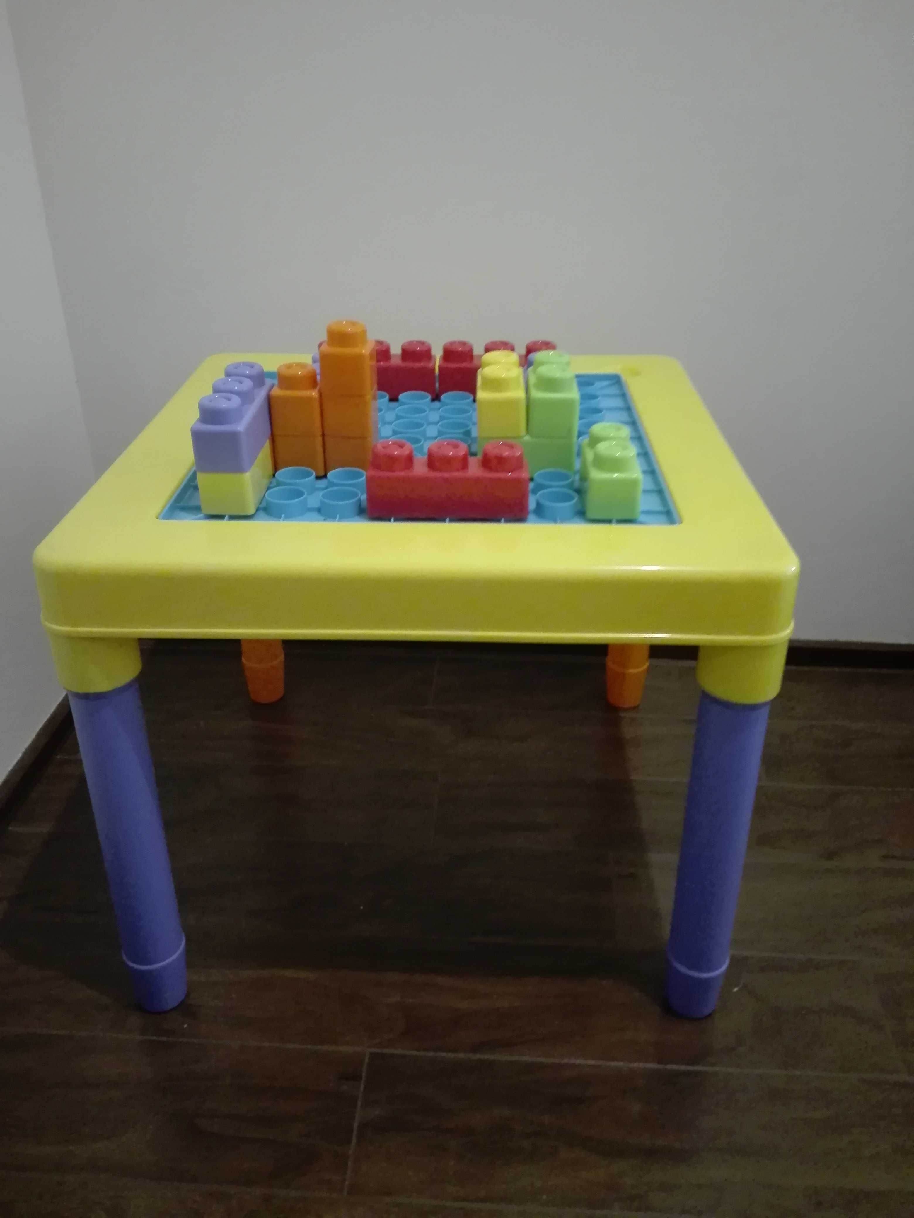 mesa de legos com banco