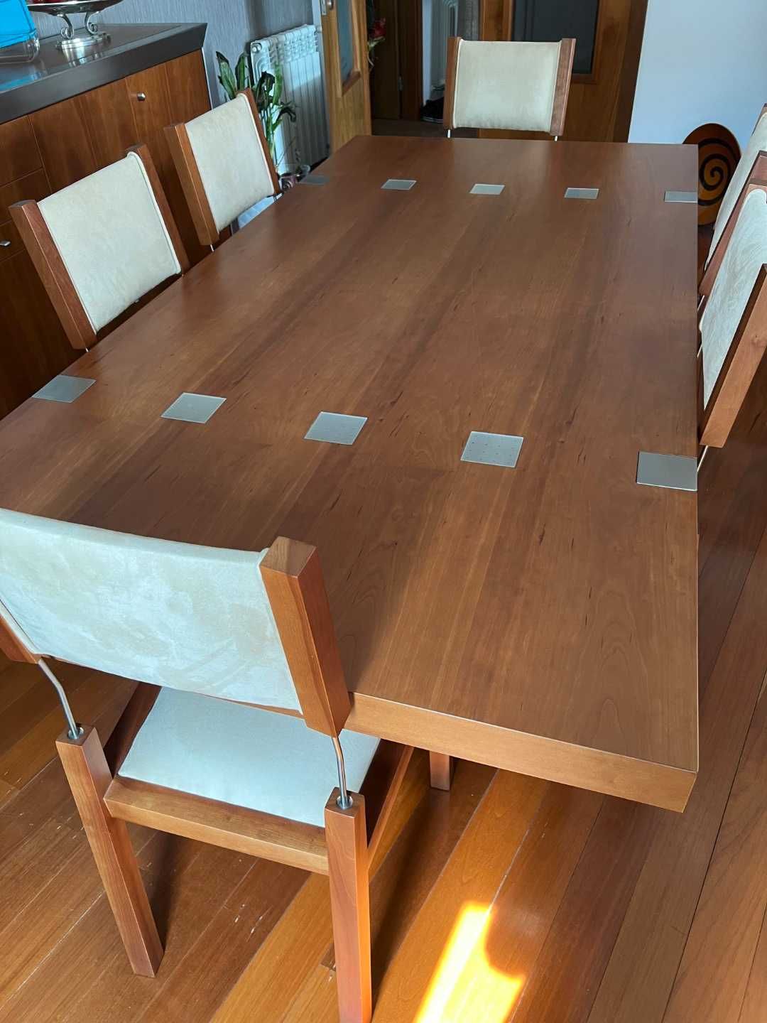 Mesa e cadeiras em madeira de cerejeira