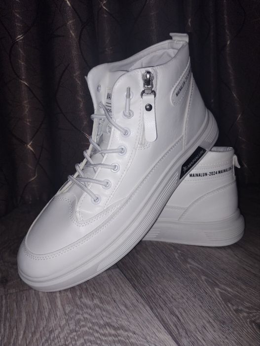 Продам новые высокие красовки, белые, кожзам, 43 р.