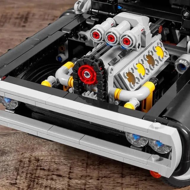 Конструктор лего Technic Dodge Charger Доминика Торетто на 1077 детале