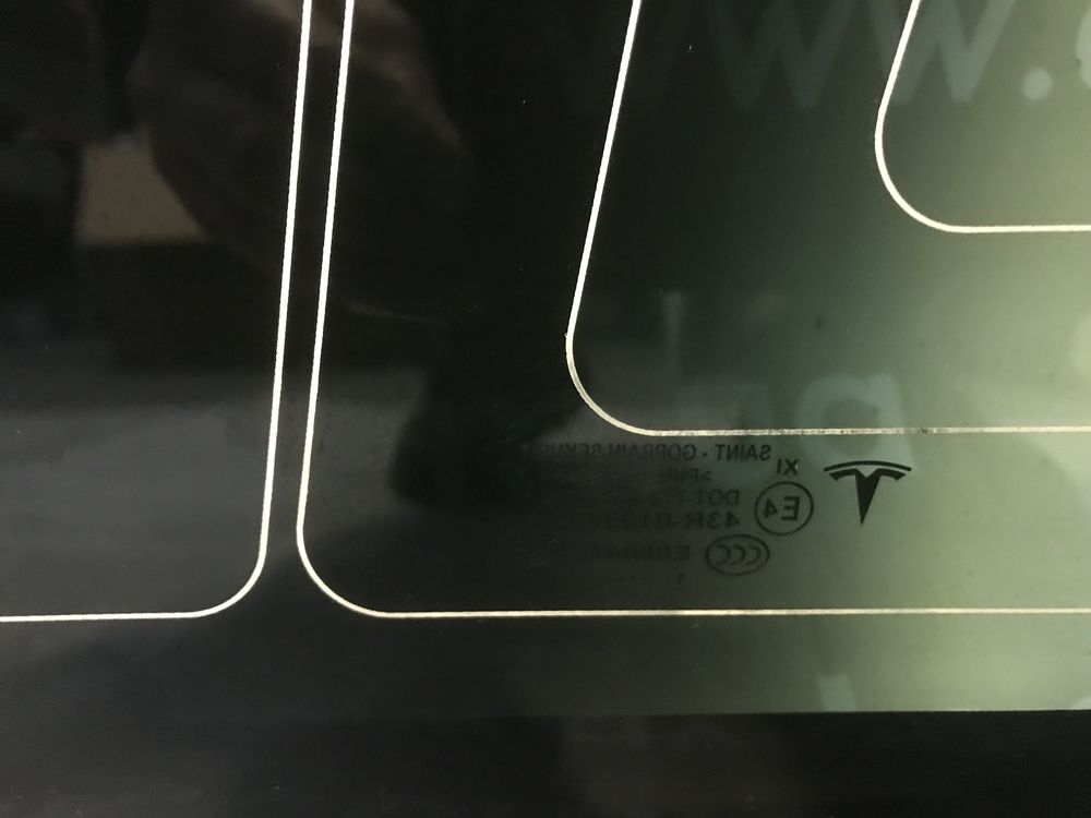 Стекло заднее (панорама) Tesla Model 3