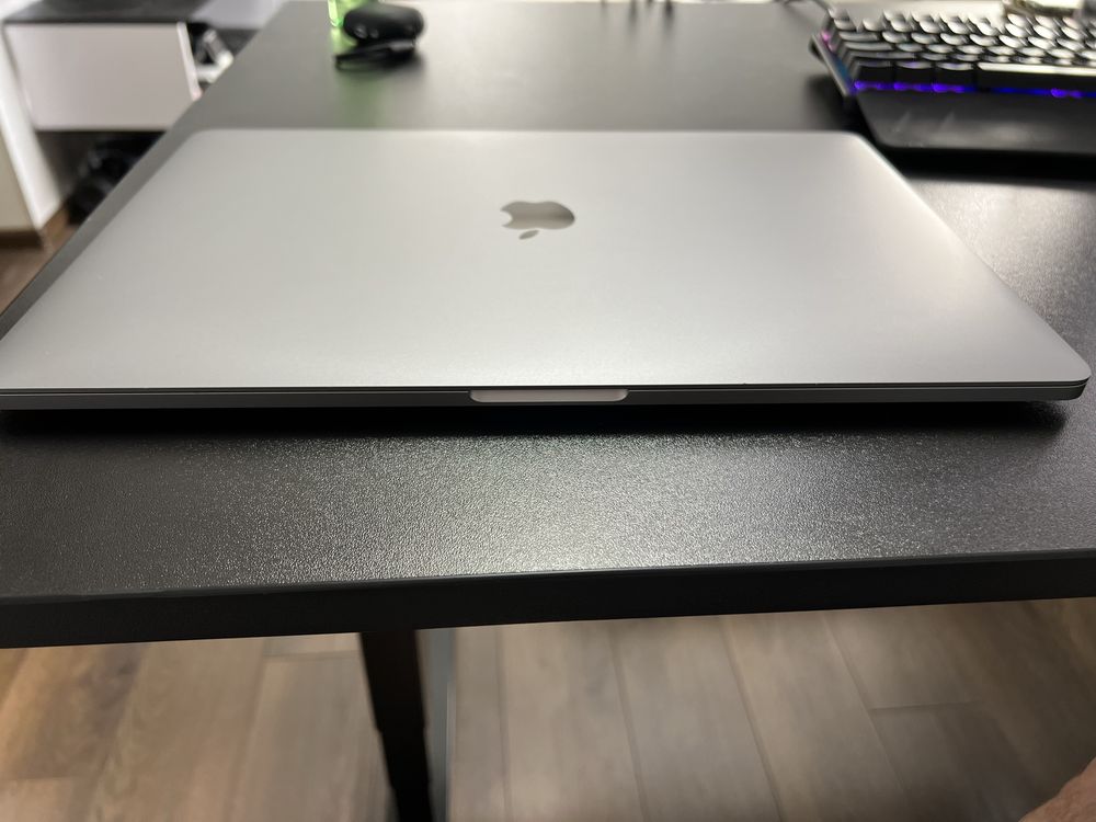 Apple MacBook pro 2018 15" i7 512gb 16gb