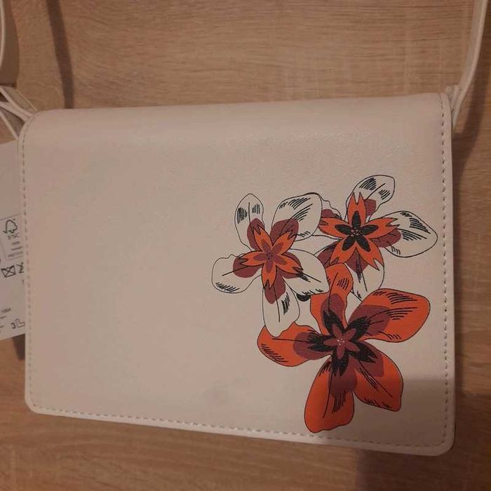 Nowa, wiosenna torebka z motywem kwiatów