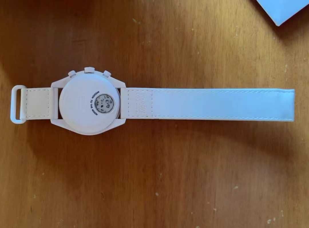 Swatch x Omega BioceramicMoonswatch MissionToMoonphase Snoopy
SO33W700