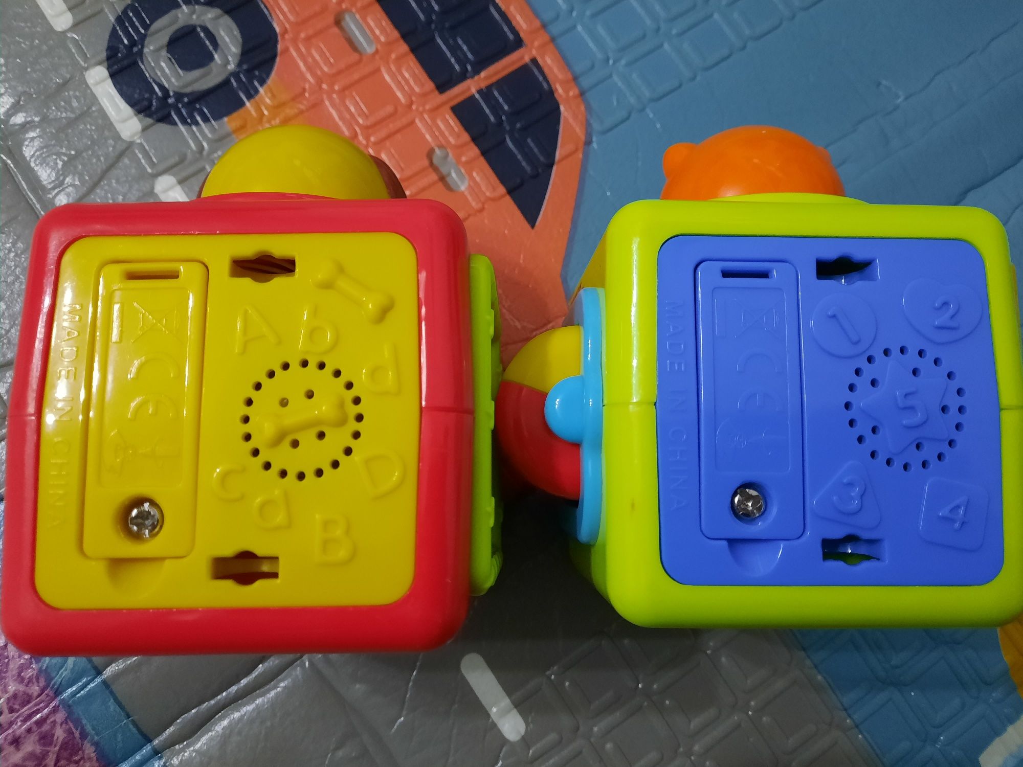 Klocki kostki sensoryczne pies kot dźwiękowe Fisher Price