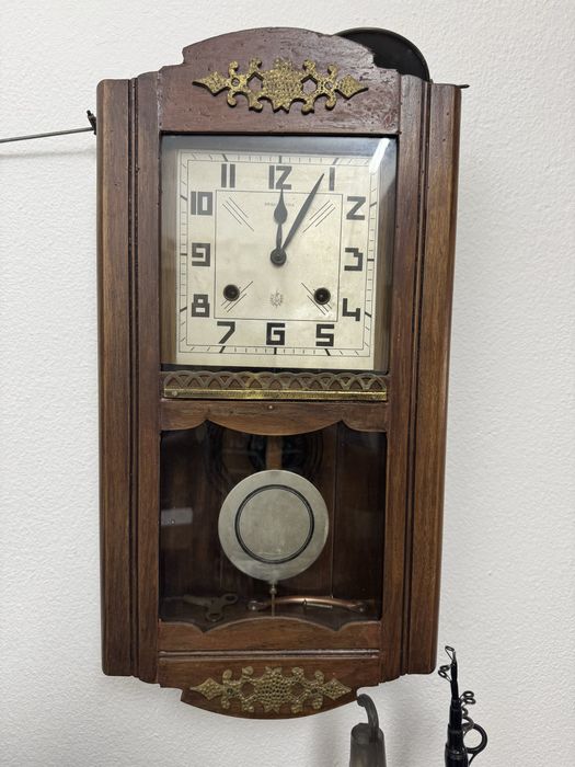 Relogios de parede a funcionar