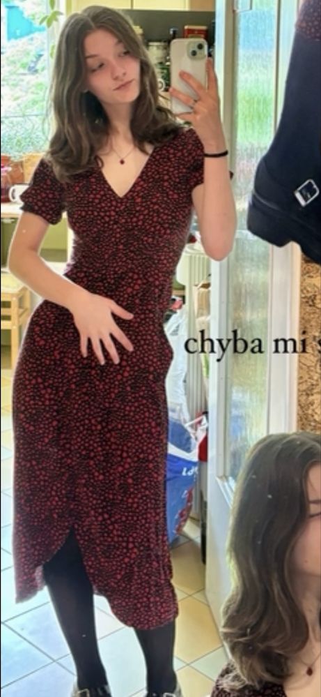 midi sukienka czarna w czerwone serca z bufiastymi rękawami dekolt V