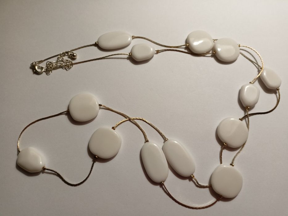 Długi biały naszyjnik