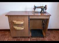 Máquina de costura Singer com Móvel
