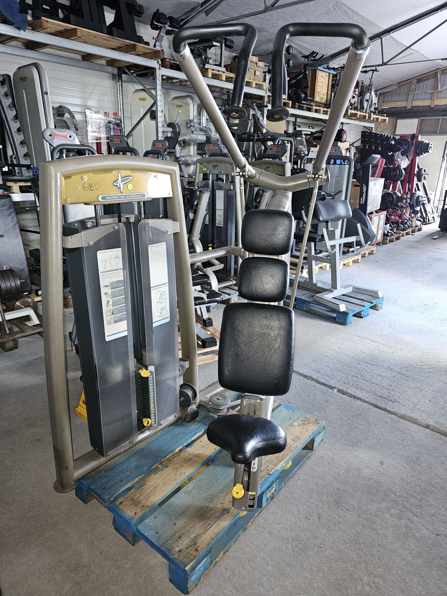 Maszyna na plecy tricepsy SEATED LAT PULLDOWN pulse technogym hes olym