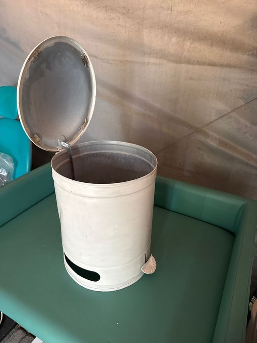 Stary kosz szpitalny