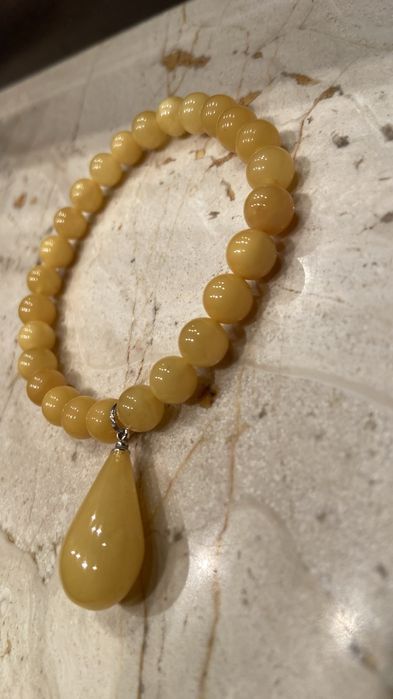 Bransoleta z bursztynu , kulka z zawieszką